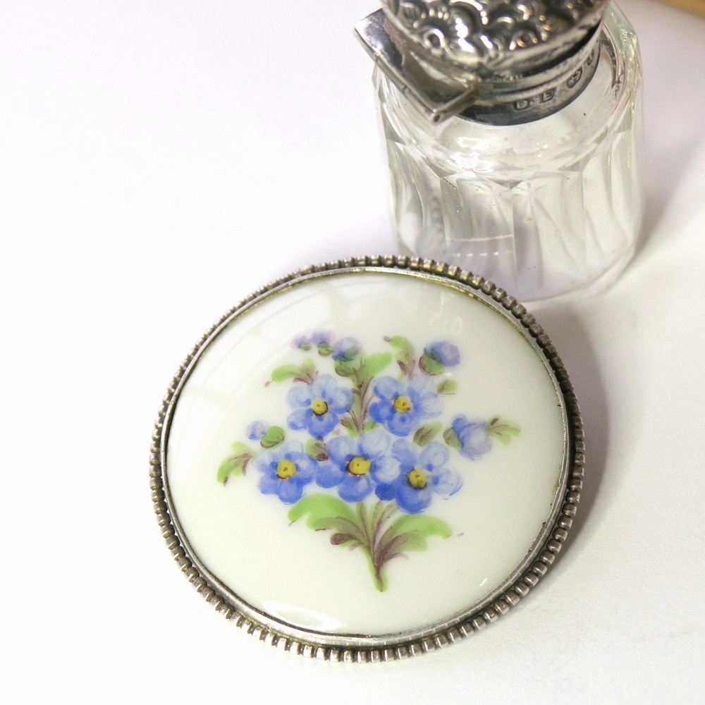 A Tiny Bouquet of Sweet Blue Forget-Me-Not flowers Vintage Brooch - Picture 6 of 6